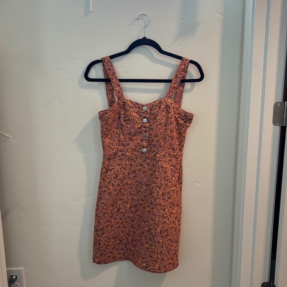 Other - Pink short cut floral dress